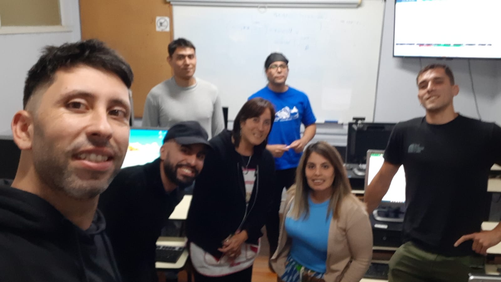 Alan Acosta dando clases en un aula