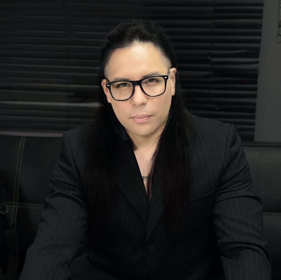 Alan Acosta en retrato profesional